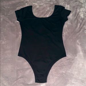 Black, low cut back Bodysuit 🍒